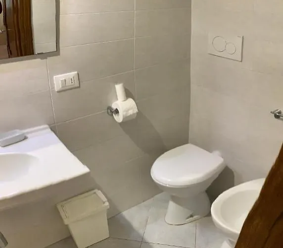 Harry's Canal View *