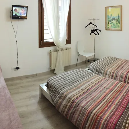 Harry's Canal View *