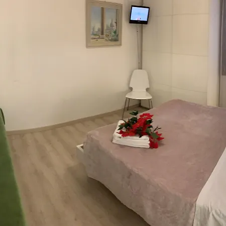 Harry's Canal View *