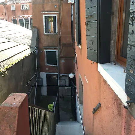 Harry's Canal View *