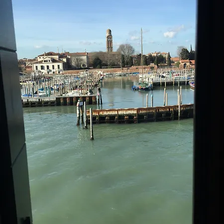 Harry's Canal View Apartment