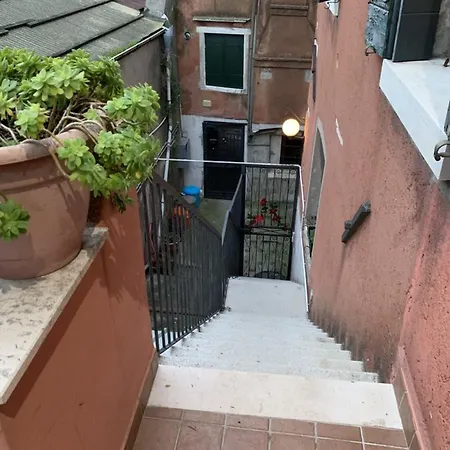 Harry's Canal View *