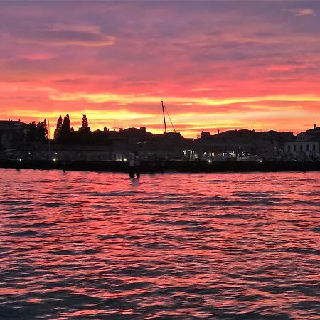 Harry's Canal View *