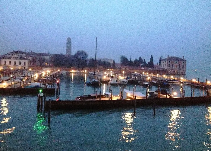 Harry's Canal View *