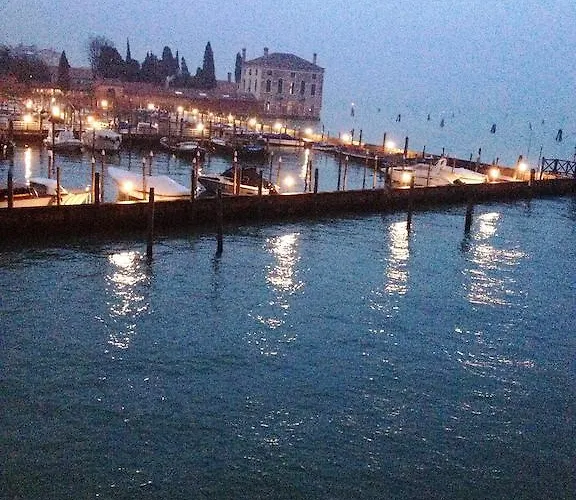 Harry's Canal View 公寓 *