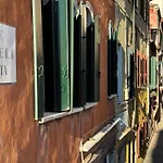 Harry's Canal View Апартаменты *