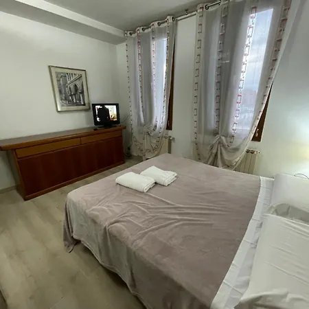 Harry's Canal View *