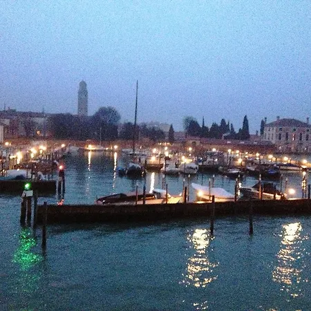 Harry's Canal View *